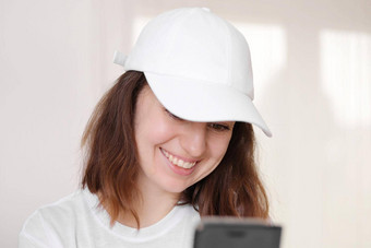 女模型穿白色棒球帽白色帽模型<strong>模板图片</strong>文本标志女孩帽持有智能手机免费的空间复制空间