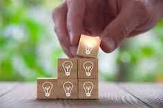 光灯泡木块代表业务的想法业务的想法概念