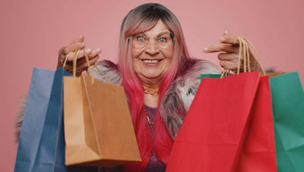 快乐旅游女人显示<strong>购物</strong>袋广告假期折扣惊讶低价格