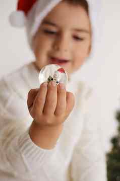 男孩持有圣诞节雪球白色背景快乐孩子圣诞节庆祝活动圣诞节时间