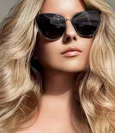 奢侈品时尚金发女郎发型配件美脸肖像女人长金发碧眼的头发穿别致的太阳镜魅力风格