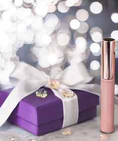 假期化妆基金会基地遮瑕膏紫色的礼物盒子奢侈品化妆品现在空白标签产品美品牌设计