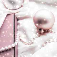 圣诞节魔法假期背景节日装饰物脸红粉红色的古董礼物盒子黄金闪闪发光的冬天季节现在奢侈品品牌设计