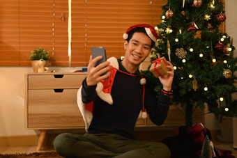 微笑男人。<strong>圣诞</strong>老人他采取自拍智能<strong>手机圣诞</strong>节树<strong>首页圣诞</strong>节一年假期