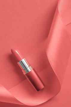 奢侈品口红丝绸丝带珊瑚假期背景化妆化妆品平铺美品牌产品设计