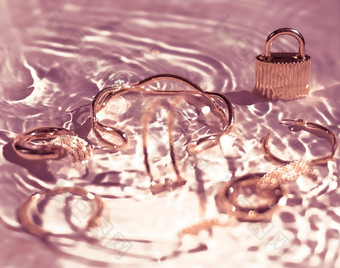 玫瑰黄金手镯耳环环Jewelery粉红色的水背景奢侈品魅力假期美设计珠宝<strong>品牌广告</strong>
