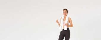 体育运动健身房健康的身体概念完整的长度满意微笑女运动员可爱的亚洲女孩显示竖起大拇指好健身培训锻炼练习健身房白色背景