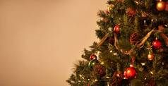 这是季节漂亮的装饰圣诞节树米色背景