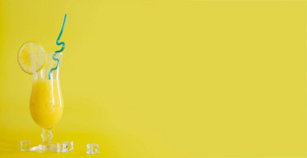新鲜的橙色汁玻璃装饰片柠檬蓝色的稻草夏天鸡尾酒黄色的背景色彩斑斓的模板免费的空间文本复制空间
