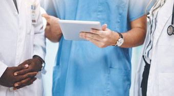 团队合作医疗保健医生规划数字平板电脑分享建议检查在线时间表医院沟通策略创新特写镜头健康专家分享愿景