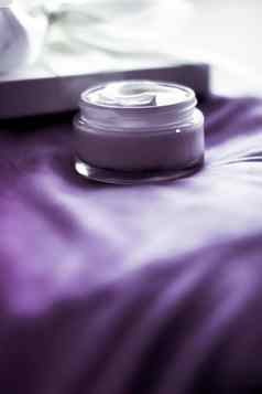 奢侈品脸奶油保湿霜敏感的皮肤水疗中心化妆品自然护肤品产品美品牌假期礼物紫色的