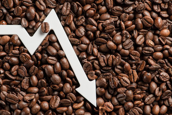 较低的价格黑色的咖啡豆子可怜的收获咖啡豆子世界食物危机下降成本咖啡期货衍生品减少图箭头指出