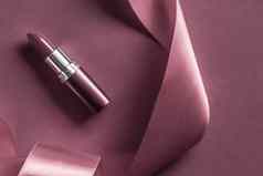 奢侈品口红丝绸丝带紫色的假期背景化妆化妆品平铺美品牌产品设计
