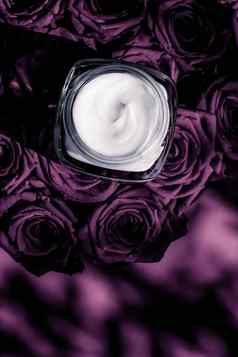 脸奶油皮肤保湿霜紫色的玫瑰花奢侈品护肤品化妆品产品花背景美品牌假期平铺设计
