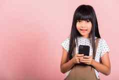 亚洲孩子年享受移动电话社会网络媒体