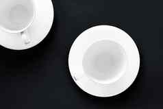 白色餐具陶器集空杯黑色的平铺背景