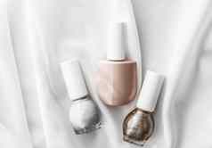 指甲波兰的瓶丝绸背景法国修指甲产品nailpolish化妆化妆品奢侈品美品牌假期平铺艺术设计