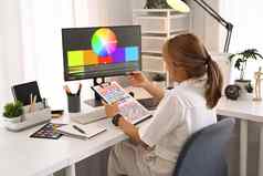 有创意的女人工作颜色调色板选择颜色样品设计项目现代图形工作室