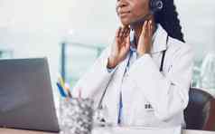 远程医疗视频调用甲状腺医生虚拟咨询在线甲状腺考试医疗建议评估创新医疗保健黑色的女人移动PC数字咨询服务