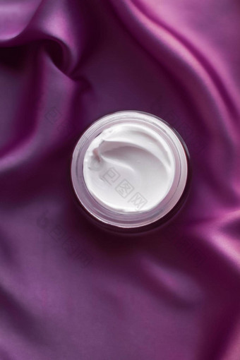 美脸奶油保湿霜敏感的皮肤奢侈品水疗中心化妆品自然清洁护肤品产品紫色的丝绸织物