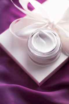 美脸奶油皮肤保湿霜奢侈品水疗中心化妆品自然清洁护肤品产品假期礼物紫色的丝绸