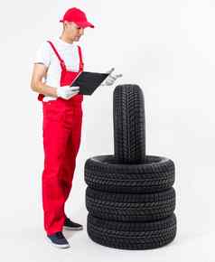 机械师持有轮胎轮胎修复车库更换冬天夏天轮胎