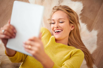 爱下载可爱的动物视频年轻的女人微笑幸福的持有数字平板电脑