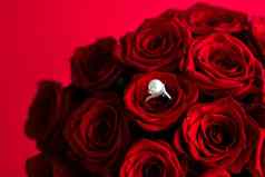美丽的白色黄金珍珠环花束红色的玫瑰奢侈品珠宝爱礼物情人节一天浪漫的假期