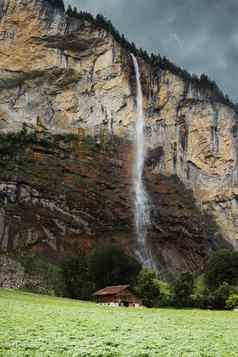 lauterbrunnen谷瑞士瑞士阿尔卑斯山脉舒适的小房子山瀑布森林岩石美丽的景观欧洲