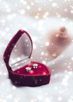 钻石耳环心形状的珠宝礼物盒子爱现在圣诞节年夏娃情人节一天冬天假期