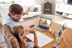 学习视频调用老师孩子爸爸研究教育家庭作业首页虚拟在线距离学习父亲女孩学生远程类学校