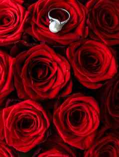 美丽的白色黄金珍珠环花束红色的玫瑰奢侈品珠宝爱礼物情人节一天浪漫的假期