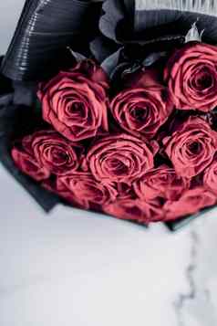 奢侈品花束珊瑚玫瑰大理石背景美丽的花假期爱现在情人节一天