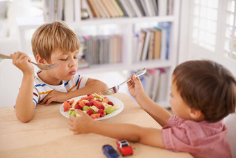 吃健康的成长强大的可爱的兄弟分享碗水果沙拉首页