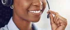 微笑调用中心口黑色的女人耳机麦克风电话销售沟通客户支持顾问接待员客户服务员工电话调用