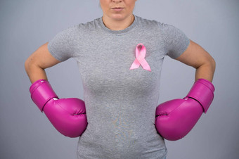 不知名的女人粉红色的拳击手套粉红色的丝带持有手臀部战斗乳房癌症