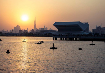 日落迪拜节日城市建筑谢赫。默罕默德本拉希德图书馆场景最高的建筑世界迪拜塔哈利法塔背景