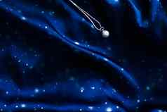 奢侈品白色黄金珍珠项链黑暗蓝色的丝绸假期冬天魔法Jewelery现在