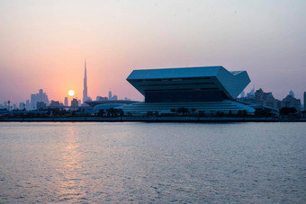 日落迪拜节日城市建筑谢赫。默罕默德本拉希德图书馆场景最高的建筑世界迪拜塔哈利法塔背景