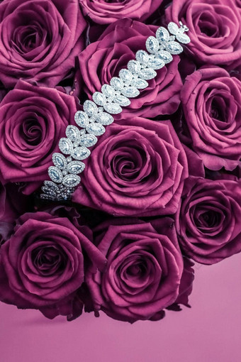 奢侈品钻石珠宝手镯粉红色的玫瑰花爱礼物情人节一天珠宝品牌假期背景设计