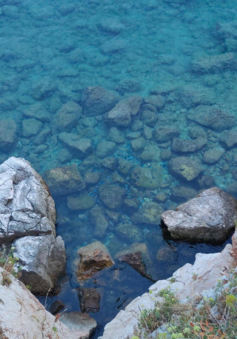 绿松石海水阳光绿松石鹅卵石背景