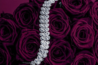 奢侈品钻石珠宝手镯紫色的玫瑰花爱礼物情人节一天珠宝品牌假期背景设计