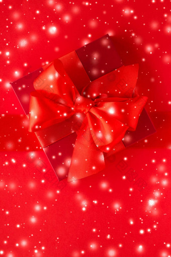 冬天假期礼物发光的雪红色的背景圣诞节礼物惊喜