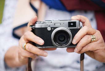复古的相机摄影旅行手高级女人采取图片旅行探索冒险特写镜头退休假期摄影师记忆假期
