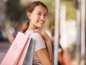 购物时尚肖像女人购物袋微笑快乐购买奢侈品设计师衣服零售折扣亚洲女孩客户旅行街购买销售项目