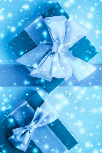 冬天假期<strong>礼物</strong>发光的雪冻蓝色的背景圣诞节<strong>礼物惊喜</strong>