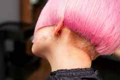 样式切割染色粉红色的头发年轻的模型回来视图美容沙龙粉红色的短发型