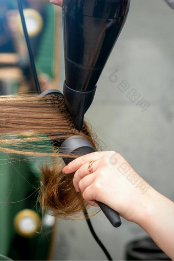 理发师干燥长棕色（的）头发<strong>吹风</strong>机轮刷美容沙龙