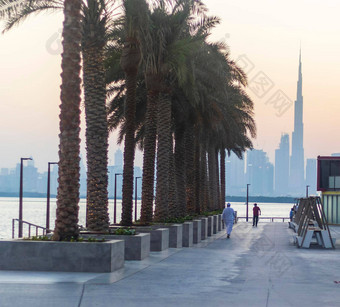 迪拜阿联酋游客享受视图迪拜天际线拍摄使迪拜溪港户外