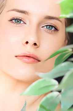 自然美完美的清洁皮肤美丽的女人自然健康护肤品化妆品品牌